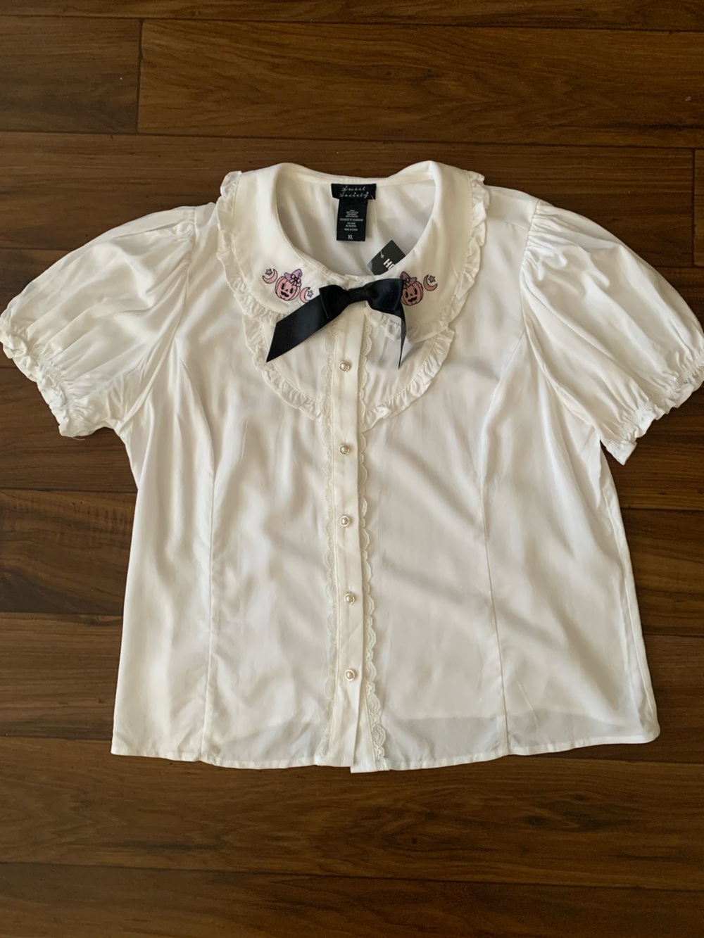 Women's White Button-Front Puff Sleeve Blouse with Pumpkin Embroidered Collar